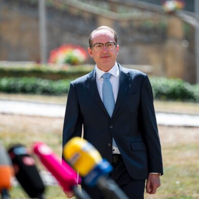 Innenminister Dobrindt plädiert für Ausweitung der Überwachungsmöglichkeiten.
