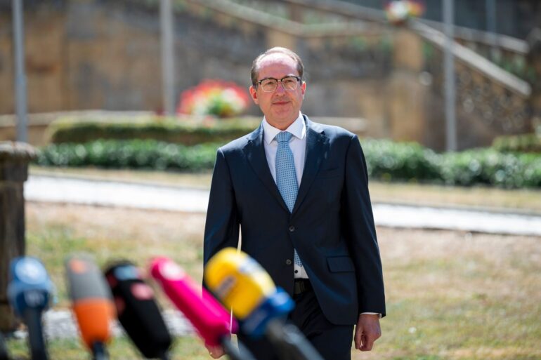 Innenminister Dobrindt plädiert für Ausweitung der Überwachungsmöglichkeiten.