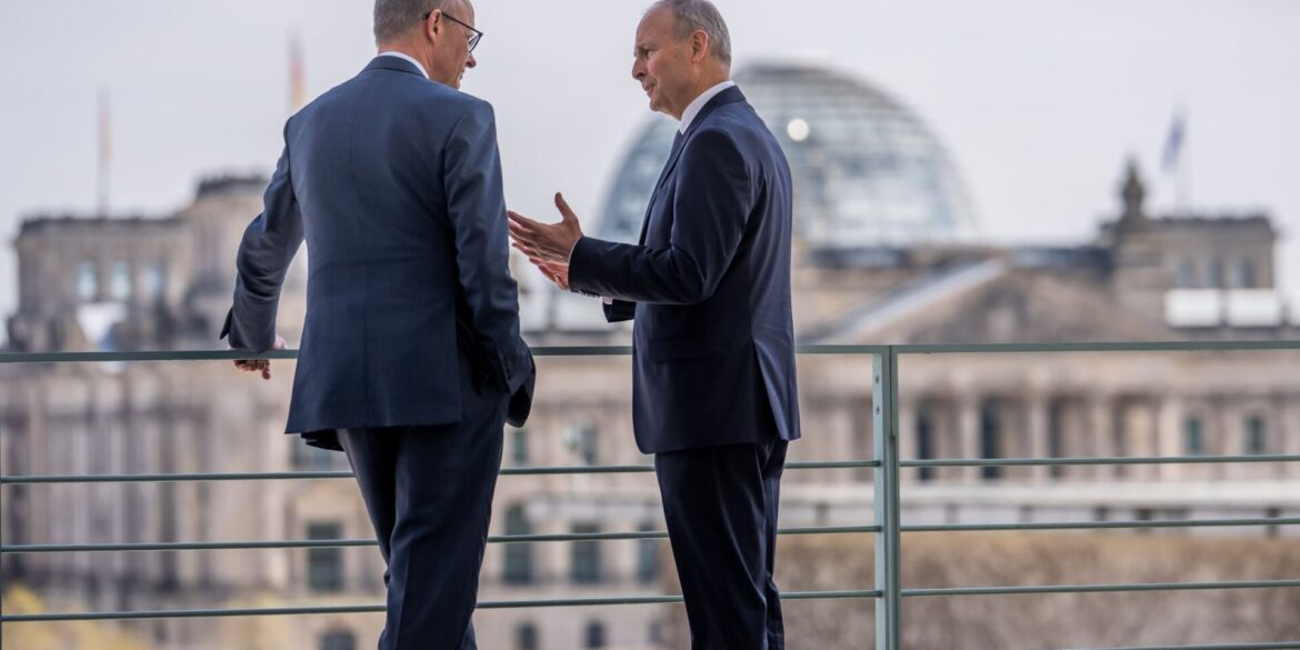 Der irische Regierungschef Micheál Martin (r) muss in den kommenden Monaten im Haushaltsstreit vermitteln. Kanzler Merz gibt sich bislang allerdings nicht besonders kompromissbereit. (Archivbild)