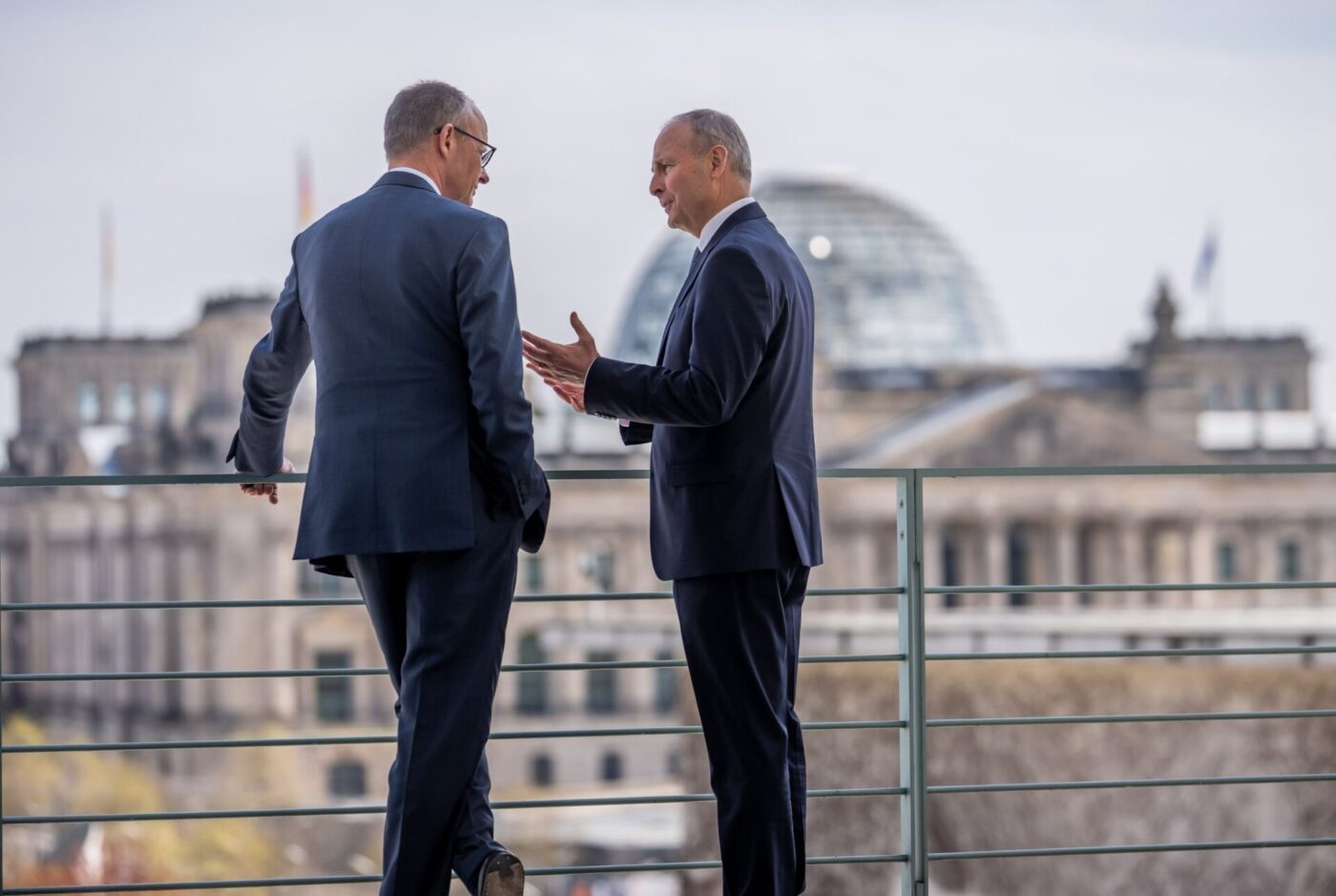 Der irische Regierungschef Micheál Martin (r) muss in den kommenden Monaten im Haushaltsstreit vermitteln. Kanzler Merz gibt sich bislang allerdings nicht besonders kompromissbereit. (Archivbild)