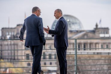Der irische Regierungschef Micheál Martin (r) muss in den kommenden Monaten im Haushaltsstreit vermitteln. Kanzler Merz gibt sich bislang allerdings nicht besonders kompromissbereit. (Archivbild)