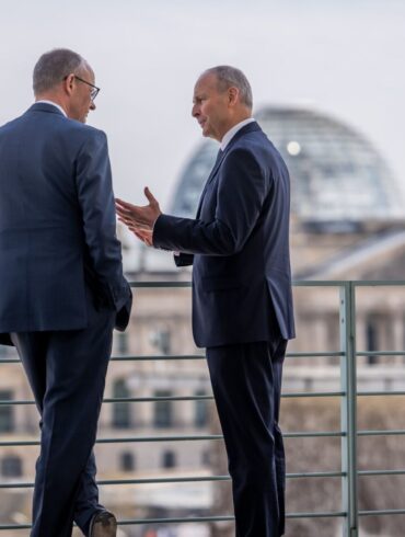 Der irische Regierungschef Micheál Martin (r) muss in den kommenden Monaten im Haushaltsstreit vermitteln. Kanzler Merz gibt sich bislang allerdings nicht besonders kompromissbereit. (Archivbild)