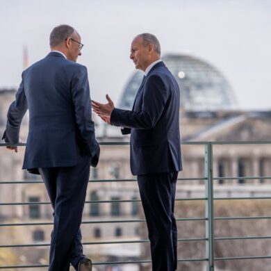 Der irische Regierungschef Micheál Martin (r) muss in den kommenden Monaten im Haushaltsstreit vermitteln. Kanzler Merz gibt sich bislang allerdings nicht besonders kompromissbereit. (Archivbild)