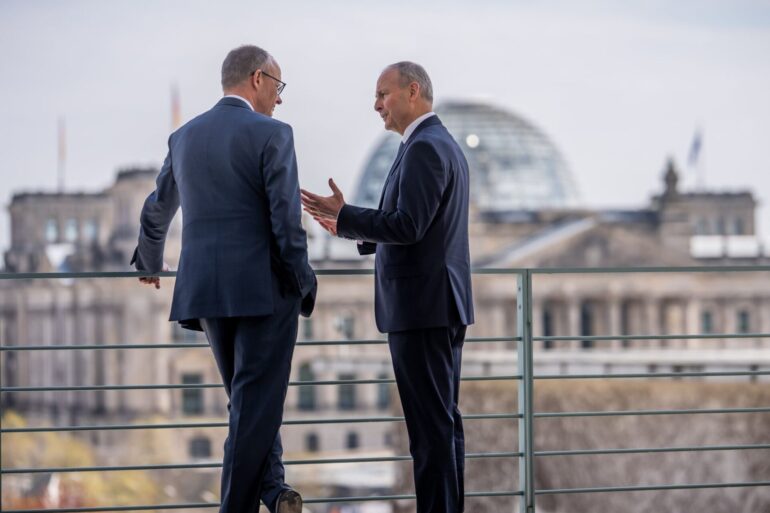 Der irische Regierungschef Micheál Martin (r) muss in den kommenden Monaten im Haushaltsstreit vermitteln. Kanzler Merz gibt sich bislang allerdings nicht besonders kompromissbereit. (Archivbild)