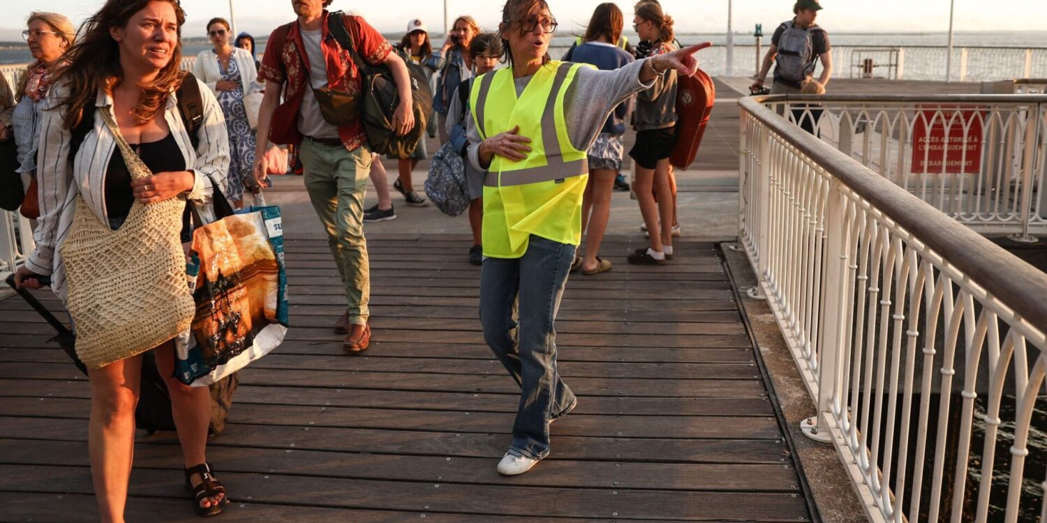 Wegen des Waldbrandes an der Atlantikküste werden Menschen inzwischen auch per Schiff evakuiert.