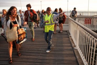 Wegen des Waldbrandes an der Atlantikküste werden Menschen inzwischen auch per Schiff evakuiert.