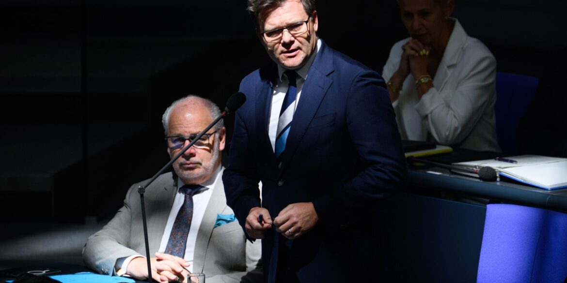 Bundesumweltminister Carsten Schneider stellte sich im Bundestag den Fragen der Abgeordneten.