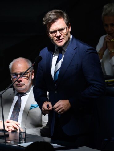 Bundesumweltminister Carsten Schneider stellte sich im Bundestag den Fragen der Abgeordneten.