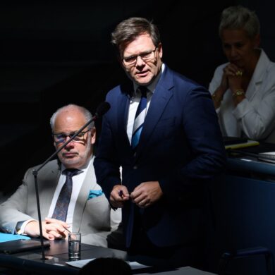 Bundesumweltminister Carsten Schneider stellte sich im Bundestag den Fragen der Abgeordneten.