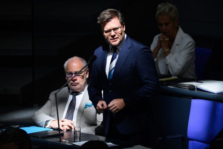 Bundesumweltminister Carsten Schneider stellte sich im Bundestag den Fragen der Abgeordneten.