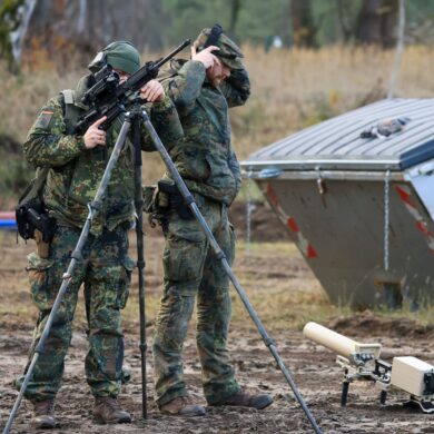 So kann Drohnenabwehr aussehen: Hier bringen sich Soldaten nach einer Drohnensichtung in Stellung. (Archivbild)