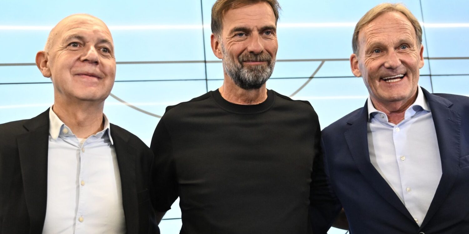 Jürgen Klopp (M) mit DFB-Präsident Bernd Neuendorf (l) und Vizepräsident Hans-Joachim Watzke bei der Präsentation als Bundestrainer.