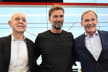 Jürgen Klopp (M) mit DFB-Präsident Bernd Neuendorf (l) und Vizepräsident Hans-Joachim Watzke bei der Präsentation als Bundestrainer.