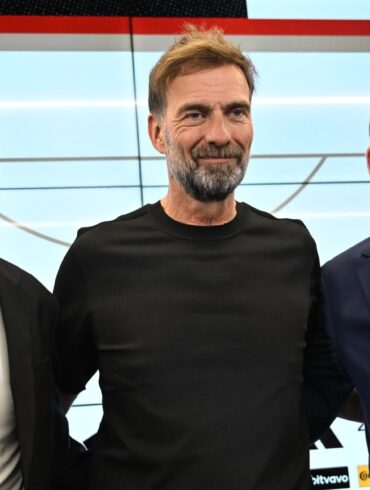 Jürgen Klopp (M) mit DFB-Präsident Bernd Neuendorf (l) und Vizepräsident Hans-Joachim Watzke bei der Präsentation als Bundestrainer.