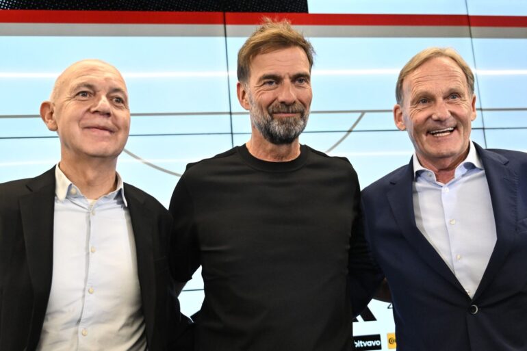 Jürgen Klopp (M) mit DFB-Präsident Bernd Neuendorf (l) und Vizepräsident Hans-Joachim Watzke bei der Präsentation als Bundestrainer.