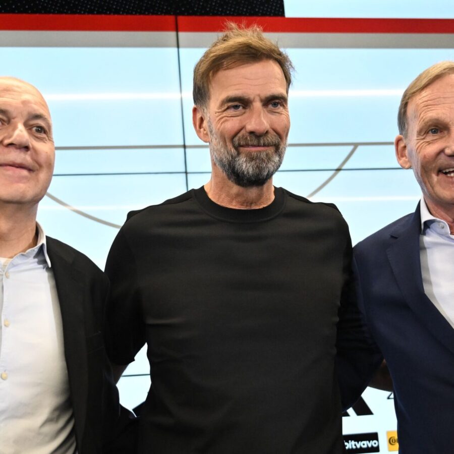 Jürgen Klopp (M) mit DFB-Präsident Bernd Neuendorf (l) und Vizepräsident Hans-Joachim Watzke bei der Präsentation als Bundestrainer.
