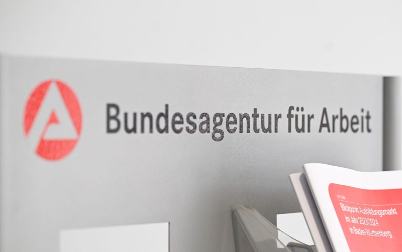 Die Zahl der Arbeitslosen in Deutschland hat die Grenze von drei Millionen erneut überschritten. (Symbolbild)