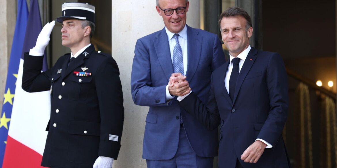 Merz (m.) und Macron (l.) ziehen noch doch an einem Strang. (Archivbild)