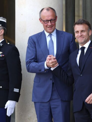 Merz (m.) und Macron (l.) ziehen noch doch an einem Strang. (Archivbild)
