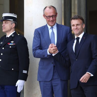 Merz (m.) und Macron (l.) ziehen noch doch an einem Strang. (Archivbild)