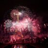 Feuerwerk und Drohnen beleuchten den Eiffelturm in Paris.