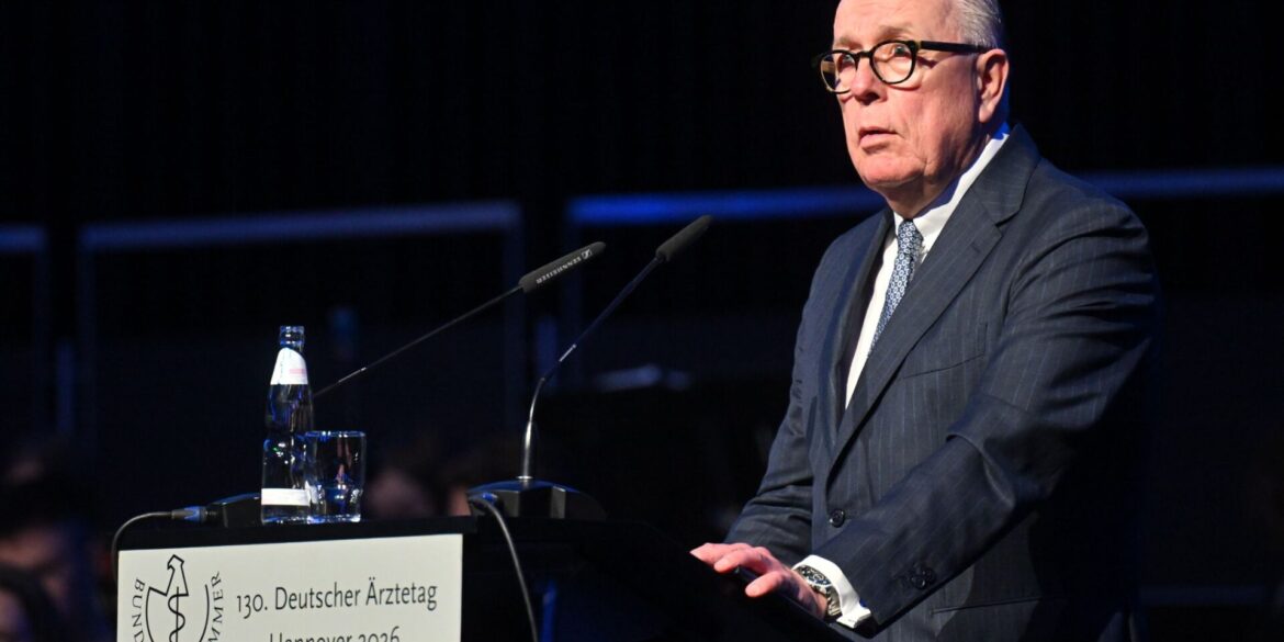Der Präsident der Bundesärztekammer möchte, dass Patienten bei Beschwerden zuerst zum Hausarzt gehen. (Archivbild)