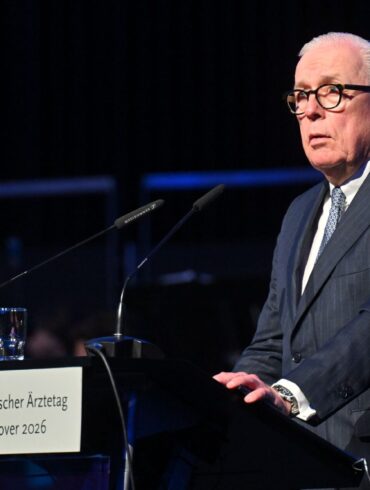 Der Präsident der Bundesärztekammer möchte, dass Patienten bei Beschwerden zuerst zum Hausarzt gehen. (Archivbild)
