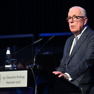 Der Präsident der Bundesärztekammer möchte, dass Patienten bei Beschwerden zuerst zum Hausarzt gehen. (Archivbild)