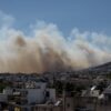 Von Athen aus sind die Rauchwolken der Brände westlich der griechischen Hauptstadt zu sehen.