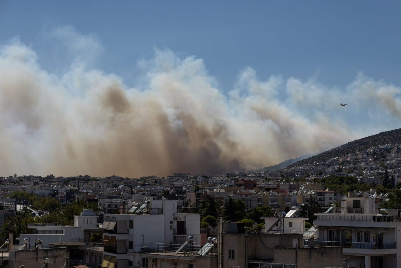 Von Athen aus sind die Rauchwolken der Brände westlich der griechischen Hauptstadt zu sehen.