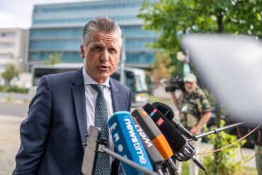 Unionsfraktionschef Thorsten Frei (CDU) äußert sich vor einer Sitzung des Präsidiums seiner Partei in Berlin.