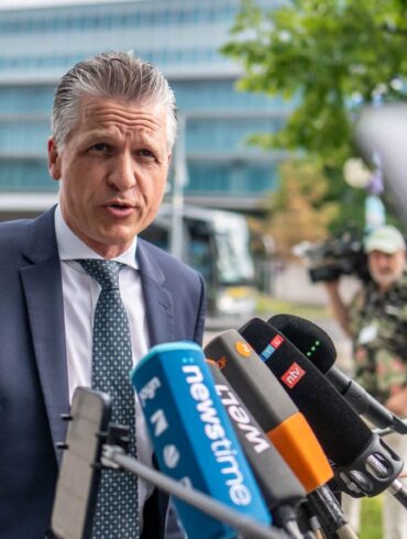 Unionsfraktionschef Thorsten Frei (CDU) äußert sich vor einer Sitzung des Präsidiums seiner Partei in Berlin.