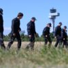 Einsatzkräfte durchkämmten nach der Entdeckung der Drohne die Umgebung des Flughafens. (Archivbild)