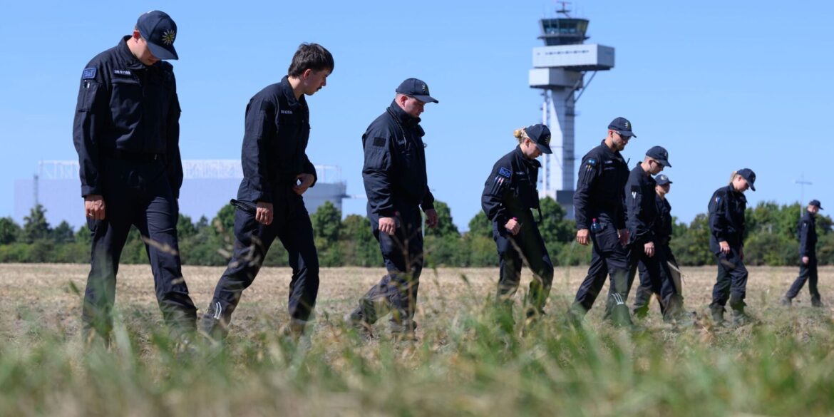 Einsatzkräfte durchkämmten nach der Entdeckung der Drohne die Umgebung des Flughafens. (Archivbild)