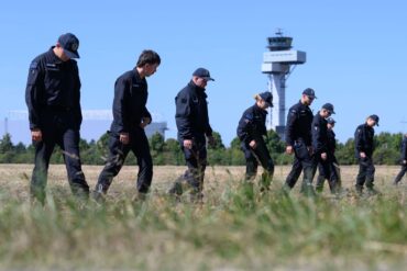Einsatzkräfte durchkämmten nach der Entdeckung der Drohne die Umgebung des Flughafens. (Archivbild)