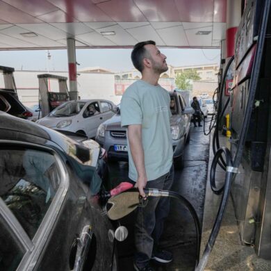 Sind Gerüchte in sozialen Medien der Grund für den Ansturm auf Tankstellen in Teheran? (Archivbild)