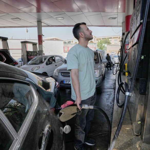 Sind Gerüchte in sozialen Medien der Grund für den Ansturm auf Tankstellen in Teheran? (Archivbild)