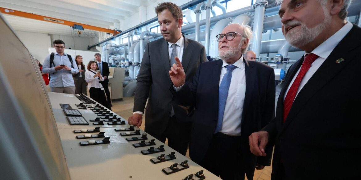 Finanzminister Lars Klingbeil übergab in Halle (Sachsen-Anhalt) den Förderbescheid für ein Wasserwerk.