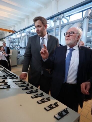Finanzminister Lars Klingbeil übergab in Halle (Sachsen-Anhalt) den Förderbescheid für ein Wasserwerk.