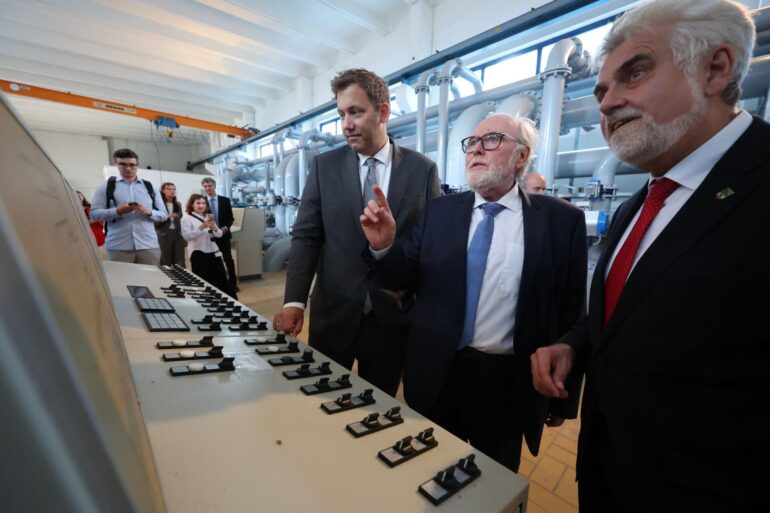 Finanzminister Lars Klingbeil übergab in Halle (Sachsen-Anhalt) den Förderbescheid für ein Wasserwerk.