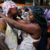 Ein Paar tanzt beim Notting Hill Carnival in London