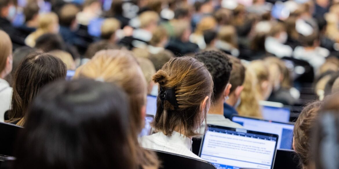 Junge Frauen beenden ihr Bachelor-Studium häufiger nach acht Semestern als junge Männer. (Symbolbild)