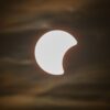 Der Beginn einer partiellen Sonnenfinsternis ist am Himmel über Dresden zu sehen.