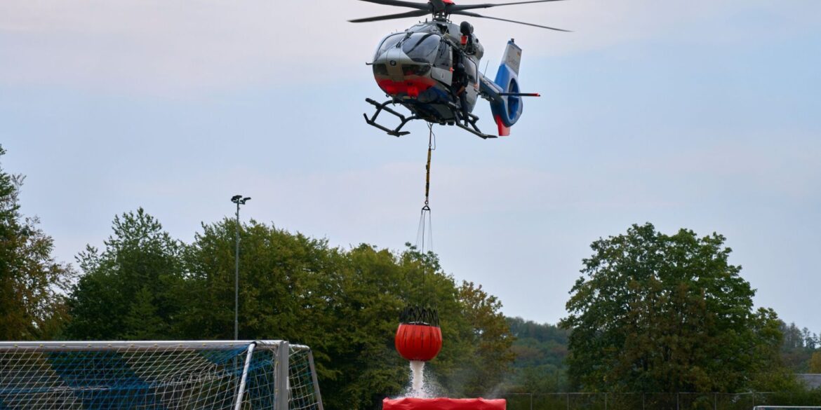 Die Einsatzkräfte am Boden werden aus der Luft unterstützt.