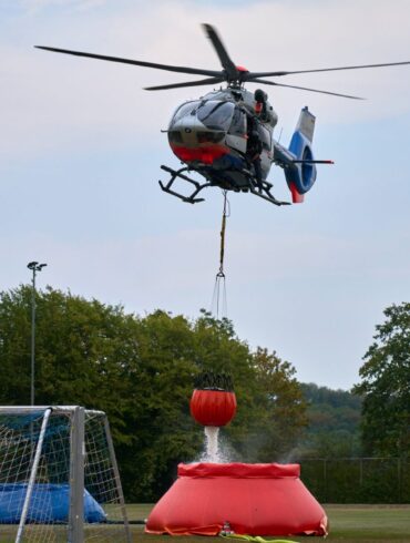 Die Einsatzkräfte am Boden werden aus der Luft unterstützt.