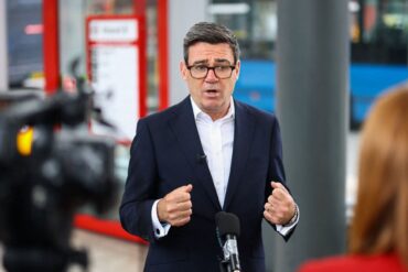 Premierminister Andy Burnham bekam Nachrichten von jemandem, der sich als Trump-Beraterin ausgab - und wurde misstrauisch.
