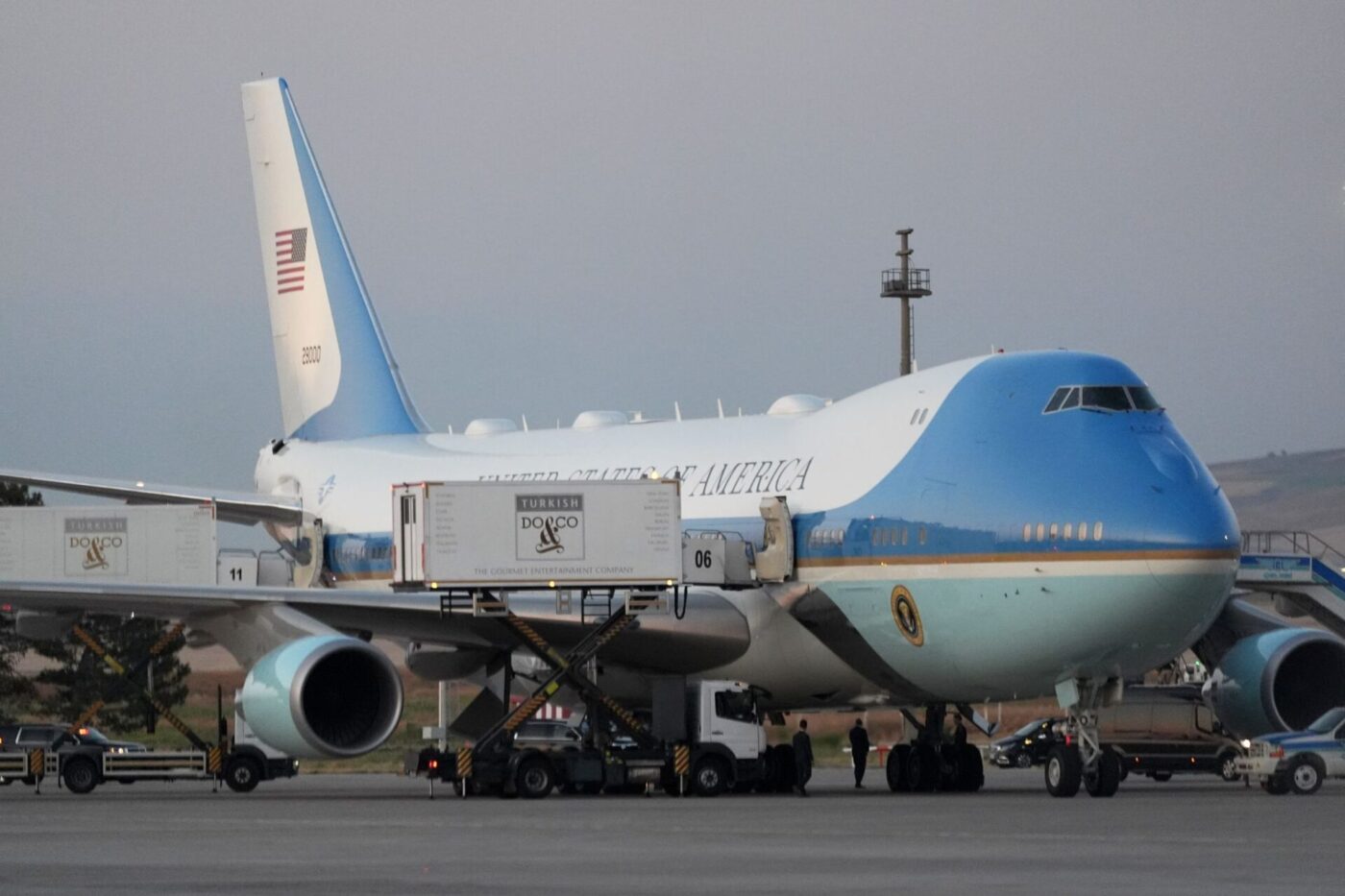 In einem Catering-Container wurde Trump in eine andere Maschine gebracht. (Archivbild)