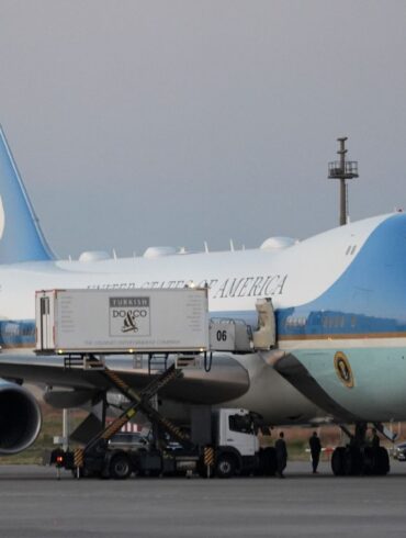 In einem Catering-Container wurde Trump in eine andere Maschine gebracht. (Archivbild)