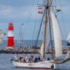 Zum Auftakt der Hanse Sail fahren Segler vor Warnemünde.