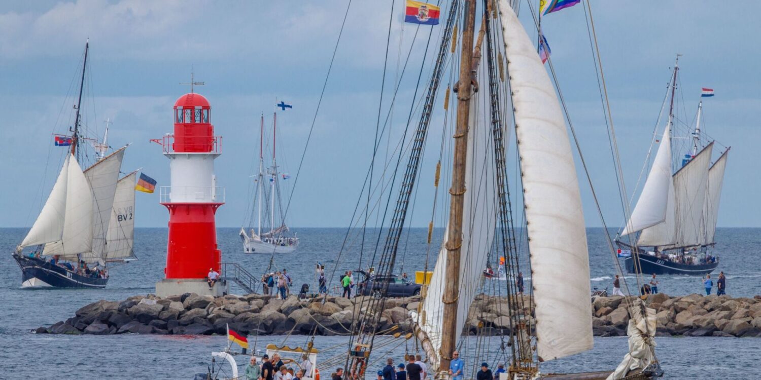 Zum Auftakt der Hanse Sail fahren Segler vor Warnemünde.